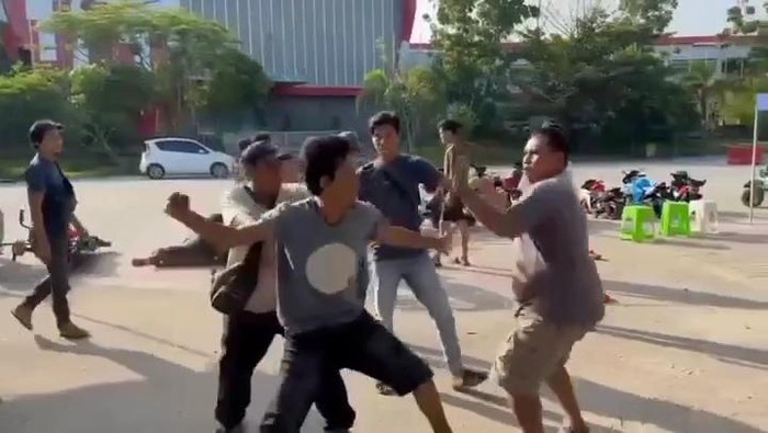 Tiga PKL di Palembang baku hantam gara-gara rebutan konsumen.