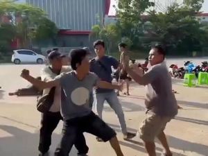 Heboh 3 PKL di Palembang Baku Hantam Rebutan Konsumen, Ini Faktanya!