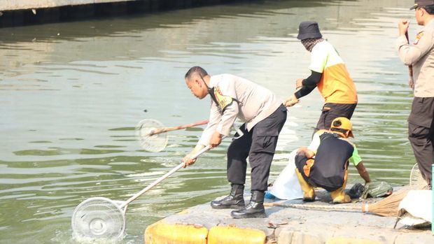 Polisi dan TNI kompak bersihkan Kali Ciliwung, Sawah Besar, Jakarta Pusat