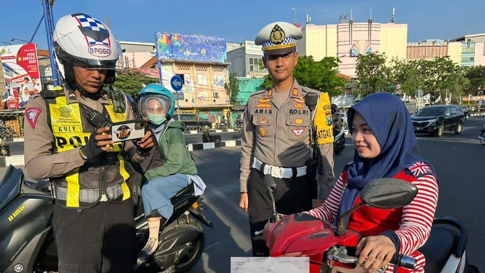 Polisi di Surabaya melakukan teguran kepada pelanggar lalu lintas dengan sistem baru ETSP.