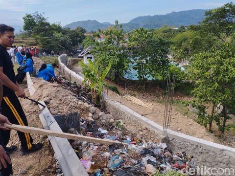 Polisi melakukan aktiviras bersih-bersih sampah