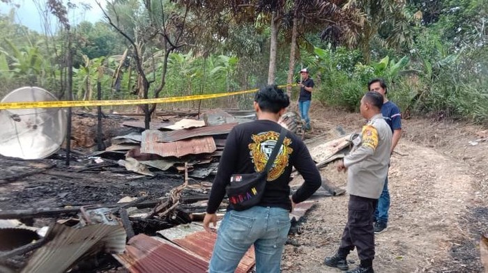 Polisi melakukan olah TKP suami bakar istri dan anak di Kukar.