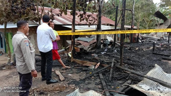 Polisi melakukan olah TKP suami bakar istri dan anak di Kukar.