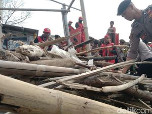 Sampah Terserak di Pantai Karangsong, Polisi Bergerak