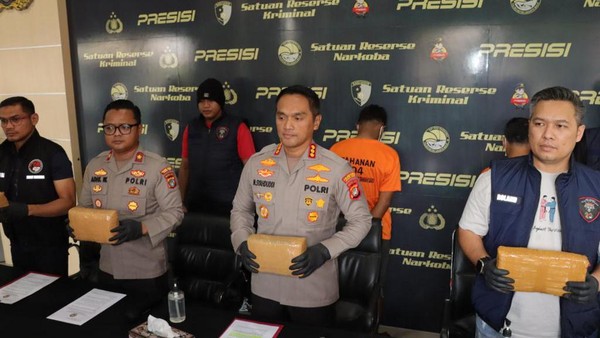 Polres Jakbar Tangkap 2 Kurir Pembawa 92 Kg Ganja di Rest Area Tol Merak