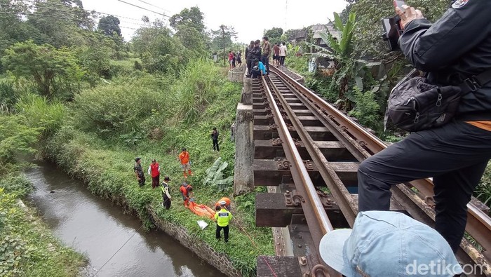 Polisi mengevakuasi mayat pria tanpa identitas yang tertabrak kereta api di Indihiang Kota Tasikmalaya.