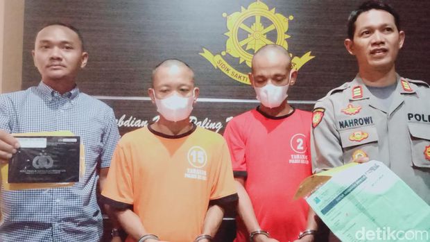 Polisi menunjukkan dua tersangka maling Vespa Justin Bieber di Klaten, Kamis (13/6/2023).