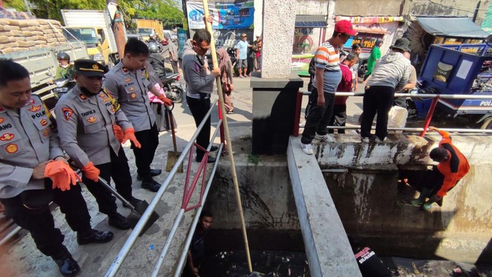 Polisi saat membersihkan Sungai Ciputri, Cimahi