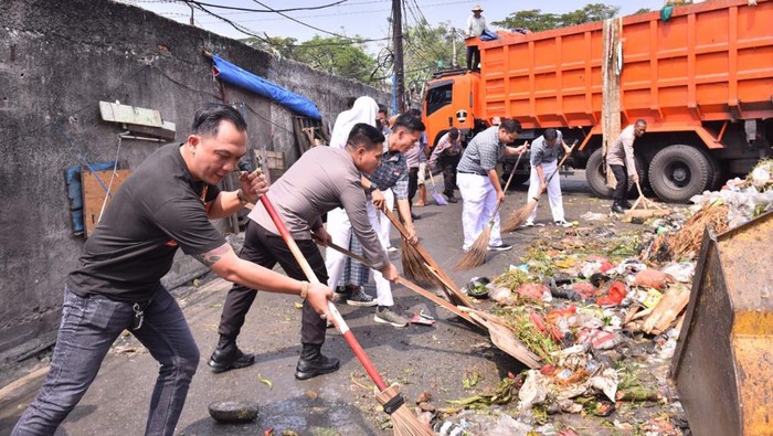 Polres Metro Jakarta Barat (Jakbar) bersama Polsek jajaran melaksanakan kerja bakti bersih-bersih Pasar Pesing. Polisi turun menggandeng influencer (dok istmewa)
