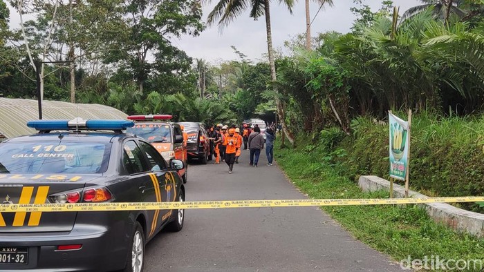 Potongan tubuh manusia di Turi Sleman Pencarian potongan tubuh manusia di Turi, Sleman, Kamis (13/7/2023).