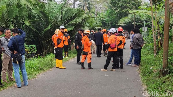 Proses pencarian potongan tubuh manusia di Turi, Sleman.