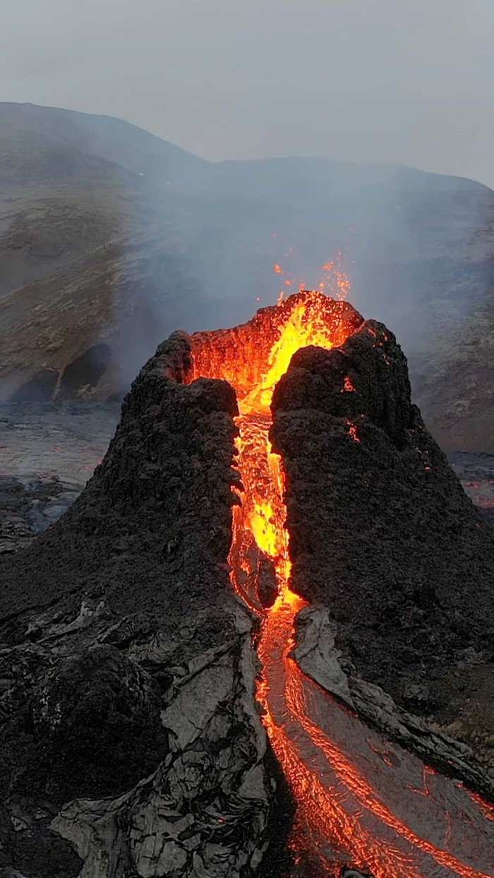Potret Aliran Lava Panas Gunung Api di Islandia Smoke billows and lava flows after the eruption of a volcano in the Reykjanes Peninsula, Iceland, July 12, 2023, as seen in this handout picture taken from a Coast Guard helicopter. Civil Protection of Iceland/Handout via REUTERS THIS IMAGE HAS BEEN SUPPLIED BY A THIRD PARTY. MANDATORY CREDIT