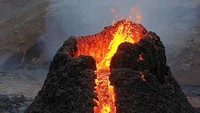 Tampak lava panas mengalir deras dari puncak gunung. instagram@asasteinars/via REUTERS.  