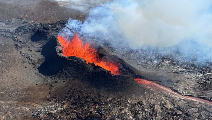 Potret Aliran Lava Panas Gunung Api di Islandia Smoke billows and lava flows after the eruption of a volcano in the Reykjanes Peninsula, Iceland, July 12, 2023, as seen in this handout picture taken from a Coast Guard helicopter. Civil Protection of Iceland/Handout via REUTERS THIS IMAGE HAS BEEN SUPPLIED BY A THIRD PARTY. MANDATORY CREDIT
