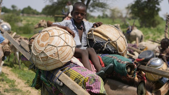 Potret Kehidupan Warga Nigeria, Bepergian Tunggangi Keledai A Nomad Fulani woman travels on a donkey along Gashua road in Nigeria, Wednesday, July 12, 2023. (AP Photo/Sunday Alamba)