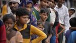 Potret Warga Korban Banjir India Antre Makanan Gratis