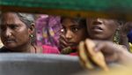 Potret Warga Korban Banjir India Antre Makanan Gratis