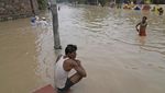 Potret Warga Korban Banjir India Antre Makanan Gratis