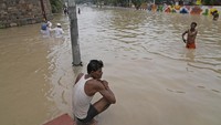 Luapan sungai Yamuna membanjiri dataran rendah di sekitarnya.