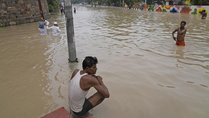 Warga India yang terdampak banjir sangat membutuhkan bantuan makanan. Setiap ada pembagian makanan gratis, warga korban banjir pun rela antre panjang.