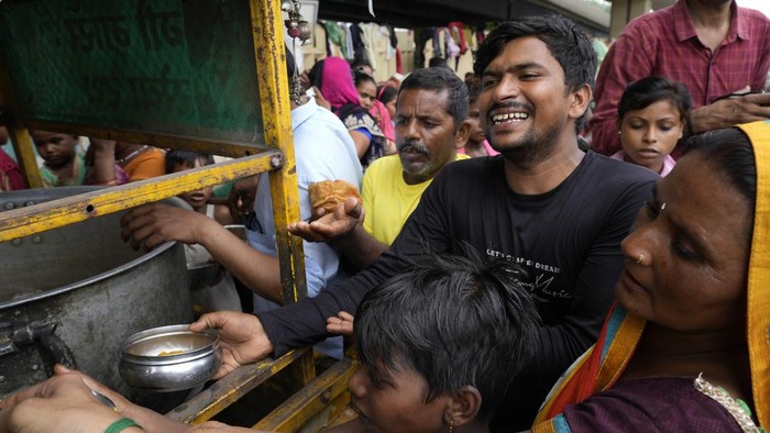 Warga India yang terdampak banjir sangat membutuhkan bantuan makanan. Setiap ada pembagian makanan gratis, warga korban banjir pun rela antre panjang.