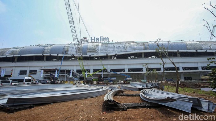 Progres Pembangunan Stasiun Kereta Cepat Halim Capai 96,85% Pembangunan stasiun Kereta Cepat Jakarta Bandung (KCJB) Halim, terus dikebut. Begini progresnya.