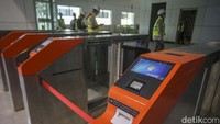 Stasiun Halim KCJB ini memiliki daya tampung 10.000 hingga 45.000 orang per hari dengan frekuensi kereta mencapai 102 kereta per hari.  