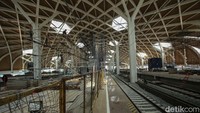 Petugas menyelesaikan pembangunan Stasiun Halim untuk Kereta Cepat Jakarta Bandung (KCJB), Jakarta, Kamis (13/7/2023).  