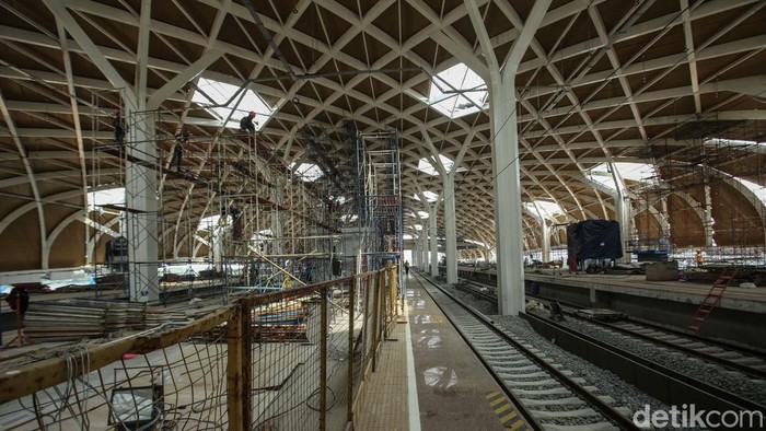 Progres Pembangunan Stasiun Kereta Cepat Halim Capai 96,85% Pembangunan stasiun Kereta Cepat Jakarta Bandung (KCJB) Halim, terus dikebut. Begini progresnya.