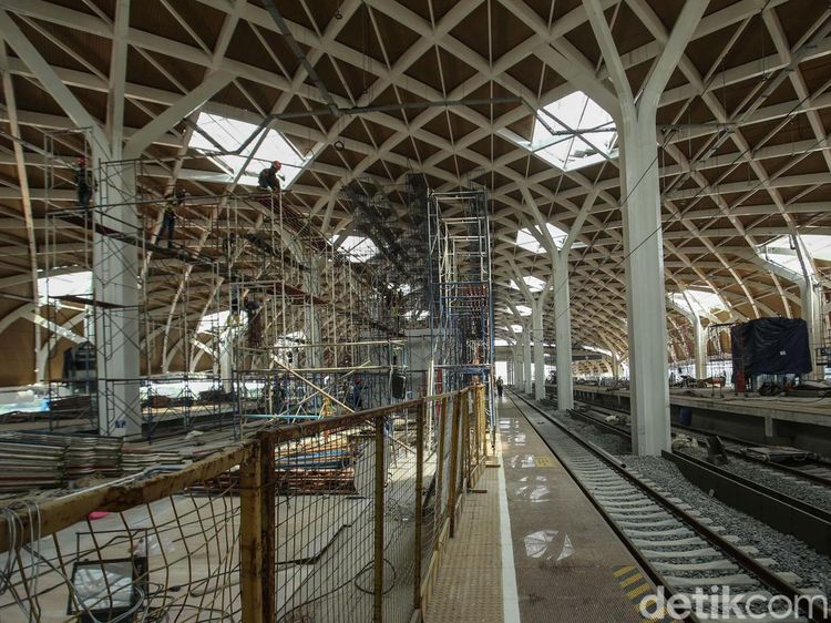 Potret Pembangunan Stasiun Kereta Cepat Halim yang Hampir Rampung