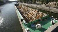 Sebuah tongkang sarat dengan kerangka kayu ek besar tiba di dekat katedral Notre Dame de Paris. Renovasi dilakukan agar bangunan gereja yang telah berdiri selama 850 tahun itu dapat lebih kuat menghadapi perkembangan waktu. 
