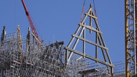 Pada 15 April 2019, kebakaran besar terjadi di Katedral Notre - Dame Paris . Api berkobar di struktur atap dan kemudian menyebar, menghancurkan puncak menara, nave dan atap transept serta struktur atap kayu. Ikon penting kota Paris akan dibuka kembali untuk umum pada akhir tahun 2024 setelah renovasi sepenuhnya rampung.