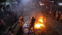Sementara itu bendera pelanggi dibakar karena Swedia menjadi salah satu negara pendukung LGBT.  