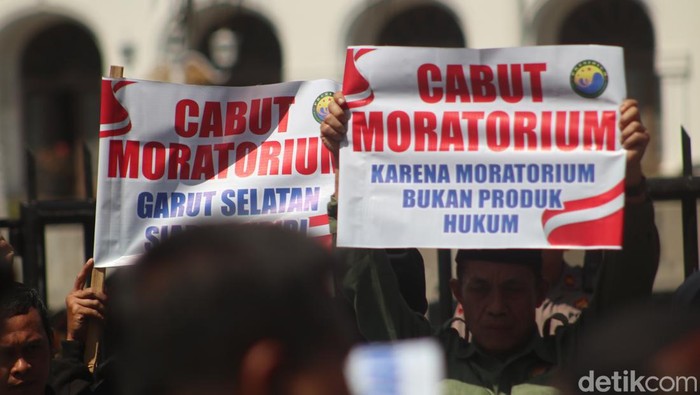 Puluhan orang dari Forum Koordinasi Desain Penataan Daerah (Forkodetada) Jawa Barat menggelar aksi unjuk rasa di depan Gedung Sate, Bandung pada Kamis (13/7/2023)