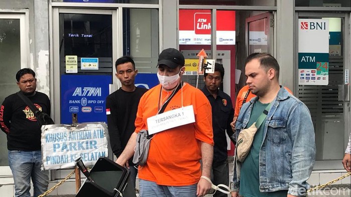 Rekonstruksi kasus pembobolan mesin ATM dengan tersangka dua warga negara asing (WNA) asal Bulgaria berinisal LP (35) dan PS (55) di Jogja, Kamis (13/7/2023).