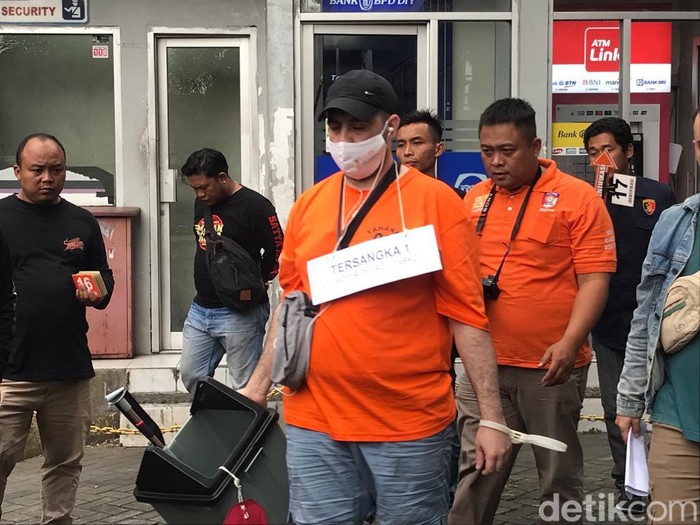 Rekonstruksi kasus pembobolan mesin ATM dengan tersangka dua warga negara asing (WNA) asal Bulgaria berinisal LP (35) dan PS (55) di Jogja, Kamis (13/7/2023).