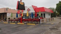 Populer dengan es krimnya, Dairy Queen melayani para pelanggan sejak 1940. Gerainya pertama kali beroperasi di Edina, Minnesota, Amerika Serikat. Foto: Oldest