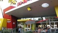 Masih eksis hingga kini, restoran In-N-Out Burger pertama kali buka di Irvine, California. Pintu restoran pertama kali dibuka tahun 1948. Foto: Oldest