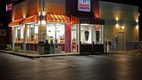 Salah satu gerai donat andalan masyarakat dunia bernama Dunkin Donut ternyata sudah hadir pada 1948. Kota Canton, Massachusetts, menjadi rumah pertama dari restoran donat ini. Foto: Oldest