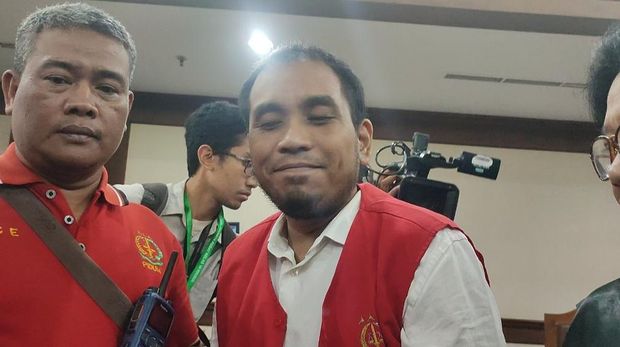 Rudolf Tobing tersenyum usai divonis 20 tahun penjara (Wilda-detikcom)