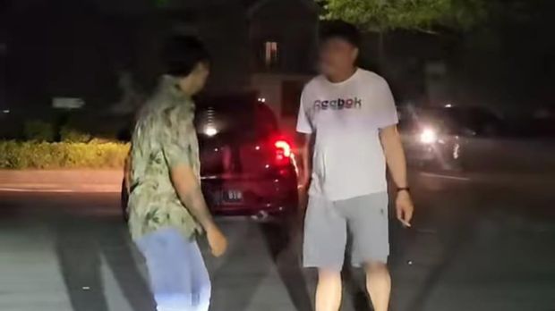 Rudy Golden Boy terlibat cekcok dengan pemobil arogan hingga melumpuhkannya di jalanan.