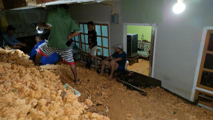 Rumah warga di Kendari diterjang longsor. Rumah warga di Kendari diterjang longsor.