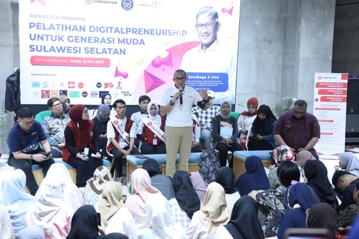 Menteri Pariwisata dan Ekonomi Kreatif (Menparekraf) Sandiaga Salahuddin Uno memberikan beasiswa wirausaha ke ratusan milenial Makassar pada Pelatihan Digitalpreneurship inisiasi Sandination.