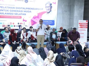 Sandiaga Beri Beasiswa Wirausaha ke Ratusan Milenial di Makassar