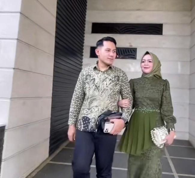 Selebgram Meylisa Zaara belum lama ini menggelar konferensi pers terkait kasus kekerasan dalam rumah tangga (KDRT) yang ia alami. Selain itu, dia menyebut kalau suaminya memiliki orientasi sesksual berbeda karena selingkuh dengan pria yang jadi saksi pernikahan mereka. Foto: Tangkapan layar.