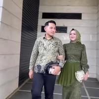 Selebgram Meylisa Zaara belum lama ini menggelar konferensi pers terkait kasus kekerasan dalam rumah tangga (KDRT) yang ia alami. Selain itu, dia menyebut kalau suaminya memiliki orientasi sesksual berbeda karena selingkuh dengan pria yang jadi saksi pernikahan mereka. Foto: Tangkapan layar.