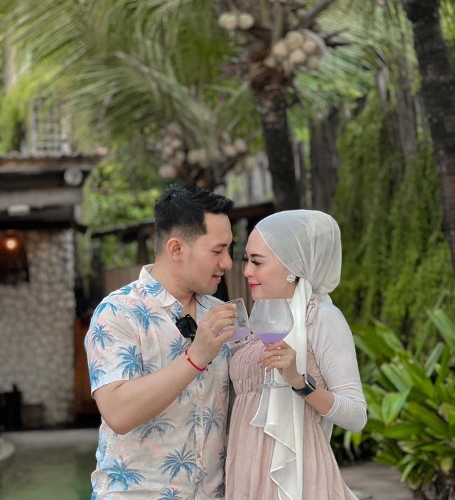 Saat jumpa pers, kuasa hukum Meylisa Zaara, Fitri Erna membeberkan beberapa fakta agar tidak terjadi simpang siur informasi. Terkait masalah KDRT, memang benar Mbak Meylisa telah mengalami KDRT yang dilakukan suaminya, KDRT itu pada Kamis tanggal 15 Juni 2023 sekitar pukul 17.30 WIB, kata pengacara Meylisa dalam jumpa pers yang ditayangkan di Intagram Meylisa Zaara @meylisazaara. Foto: Tangkapan layar.