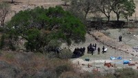 Enrique Alfaro, gubernur negara bagian barat Jalisco menyebut seranga itu menargetkan polisi kota dan staf dari kantor kejaksaan negara menggunakan tujuh alat peledak rakitan.  
