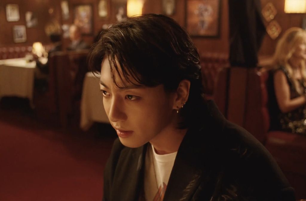 Han So Hee dan Jungkook BTS di teaser MV Seven. MV single digital Jungkook BTS ini akan dirilis Jumat (14/7/2023).