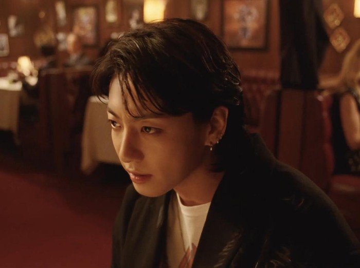 Seven Han So Hee dan Jungkook BTS di teaser MV Seven. MV single digital Jungkook BTS ini akan dirilis Jumat (14/7/2023).